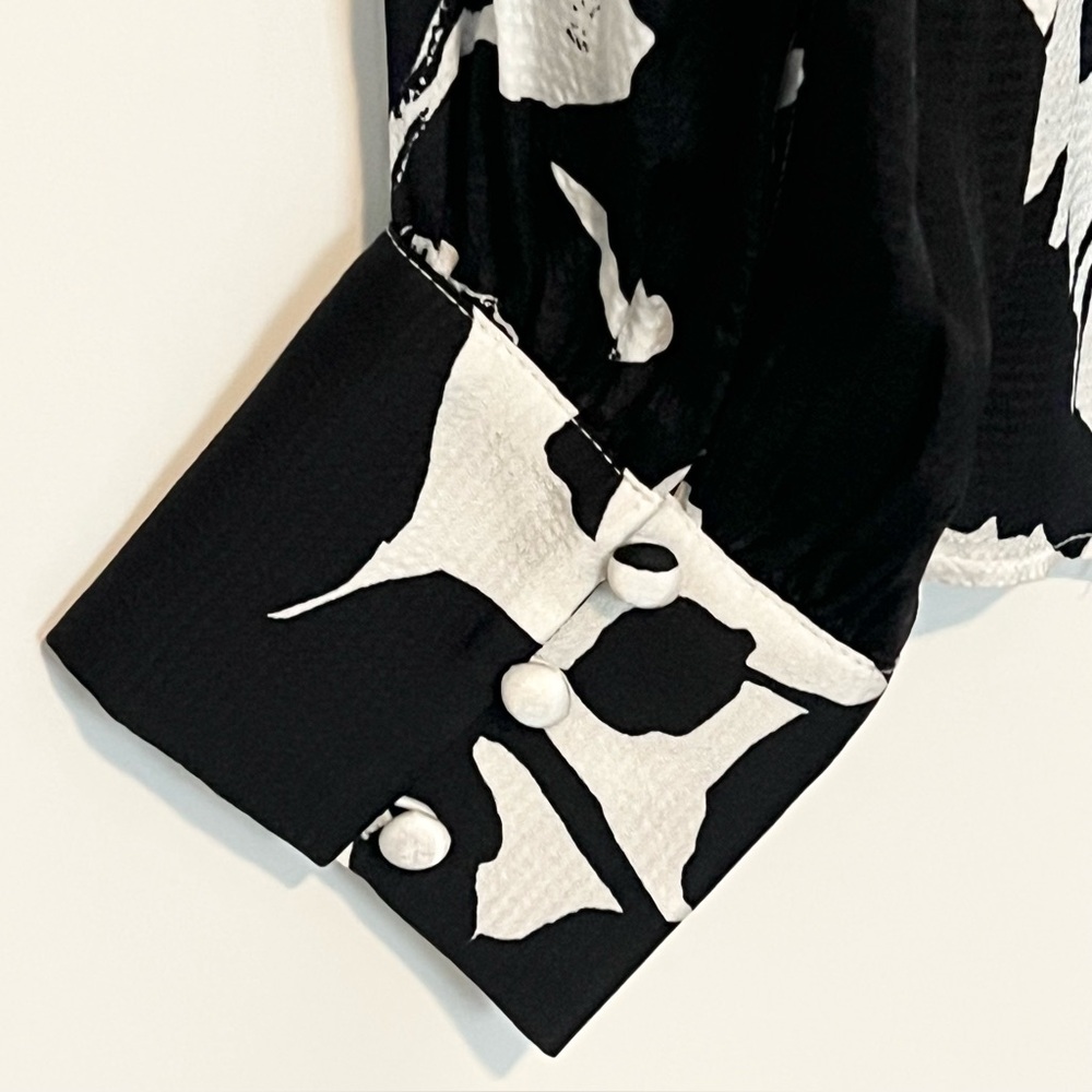 White House Black Market Floral Blouse Small Black Ecru V-Neck NWT - Picture 7 of 10